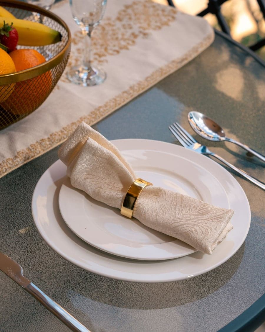 Elegant gedeckter Tisch mit Serviette und schlichtem Ring